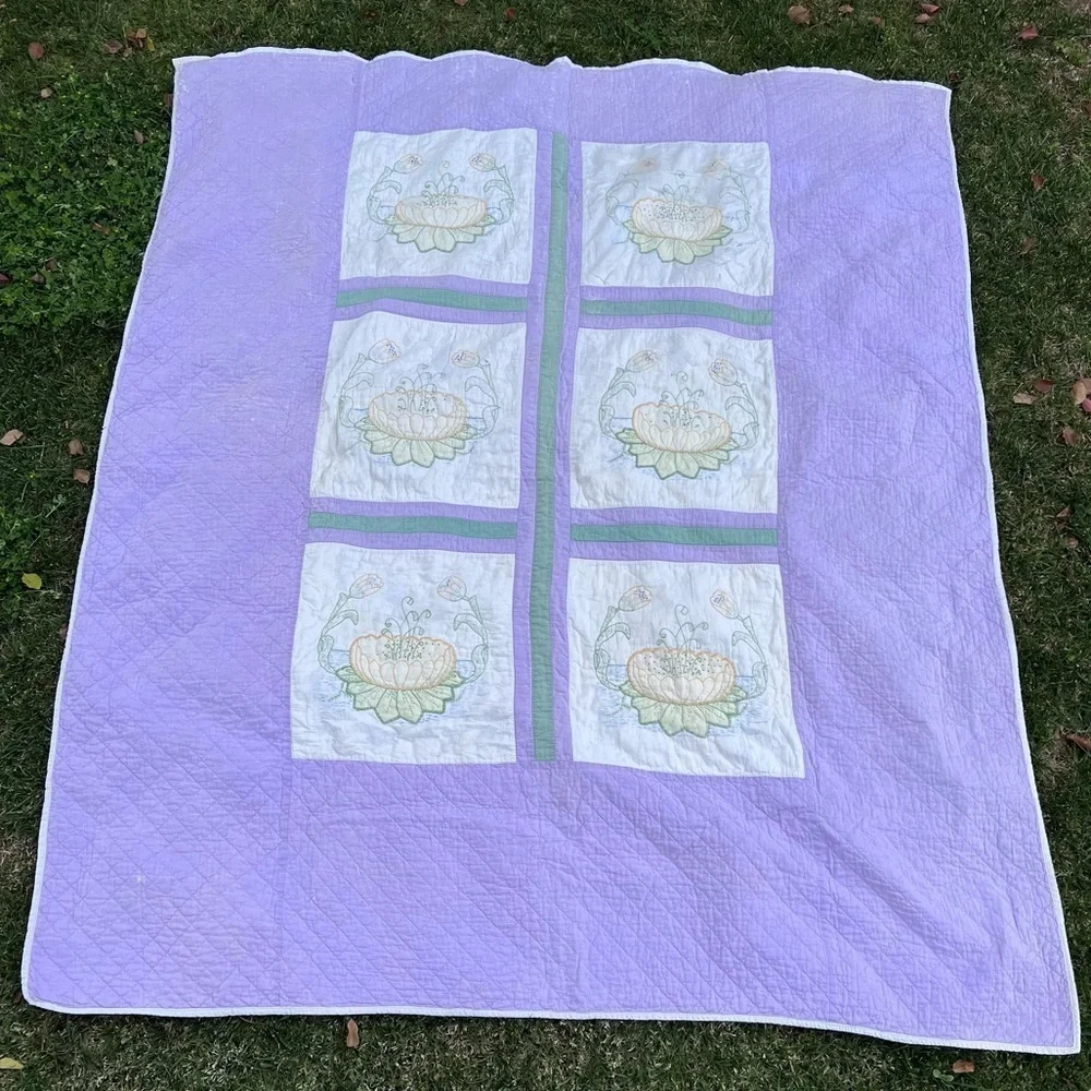VTG Embroidered Lily Pad Floral Hand Stitched Quilt Lavender White Unique FLAWS